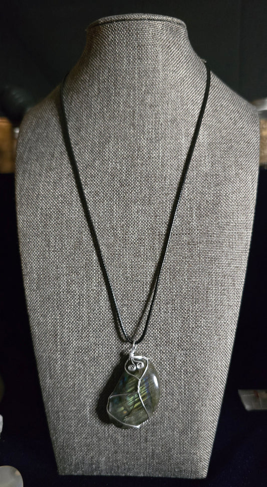 Labradorite Wire-Wrapped Pendant – Intuition & Transformation | Natural Labradorite for Insight & Energy Work | Crystal Pendant for Meditation & Daily Wear