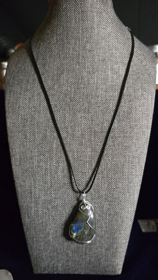 Labradorite Wire-Wrapped Pendant – Intuition & Transformation | Natural Labradorite for Insight & Energy Work | Crystal Pendant for Meditation & Daily Wear